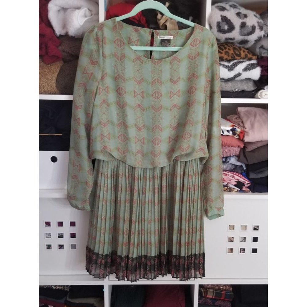 Lavand sleeved pleated dress